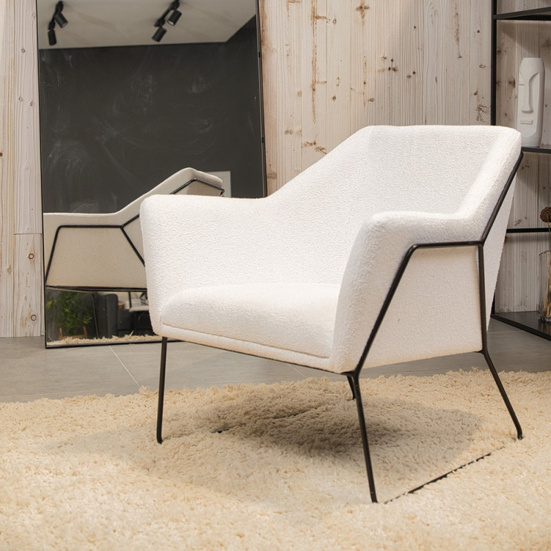 Ce fauteuil repose sur un socle métallique assurant stabilité et robustesse