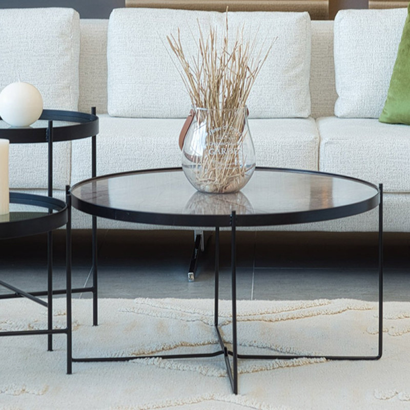 table de salon - sa structure en métal assure stabilité et légèreté visuelle
