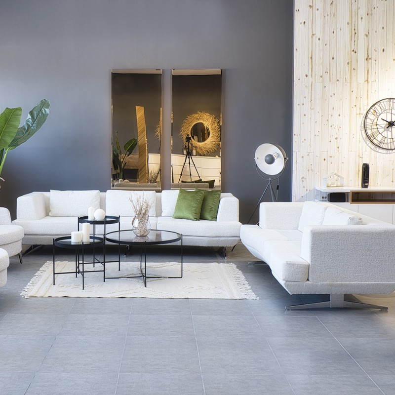 ses pieds en inox et son socle en bois rouge, salon moderne